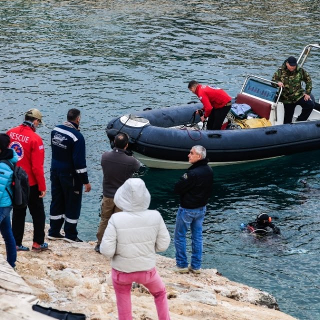 Ώρες αγωνίας για τον 34χρονο δύτη που χάθηκε σε θαλάσσιο πηγάδι βάθους 28 μέτρων στα Λιμανάκια Βουλιαγμένης
