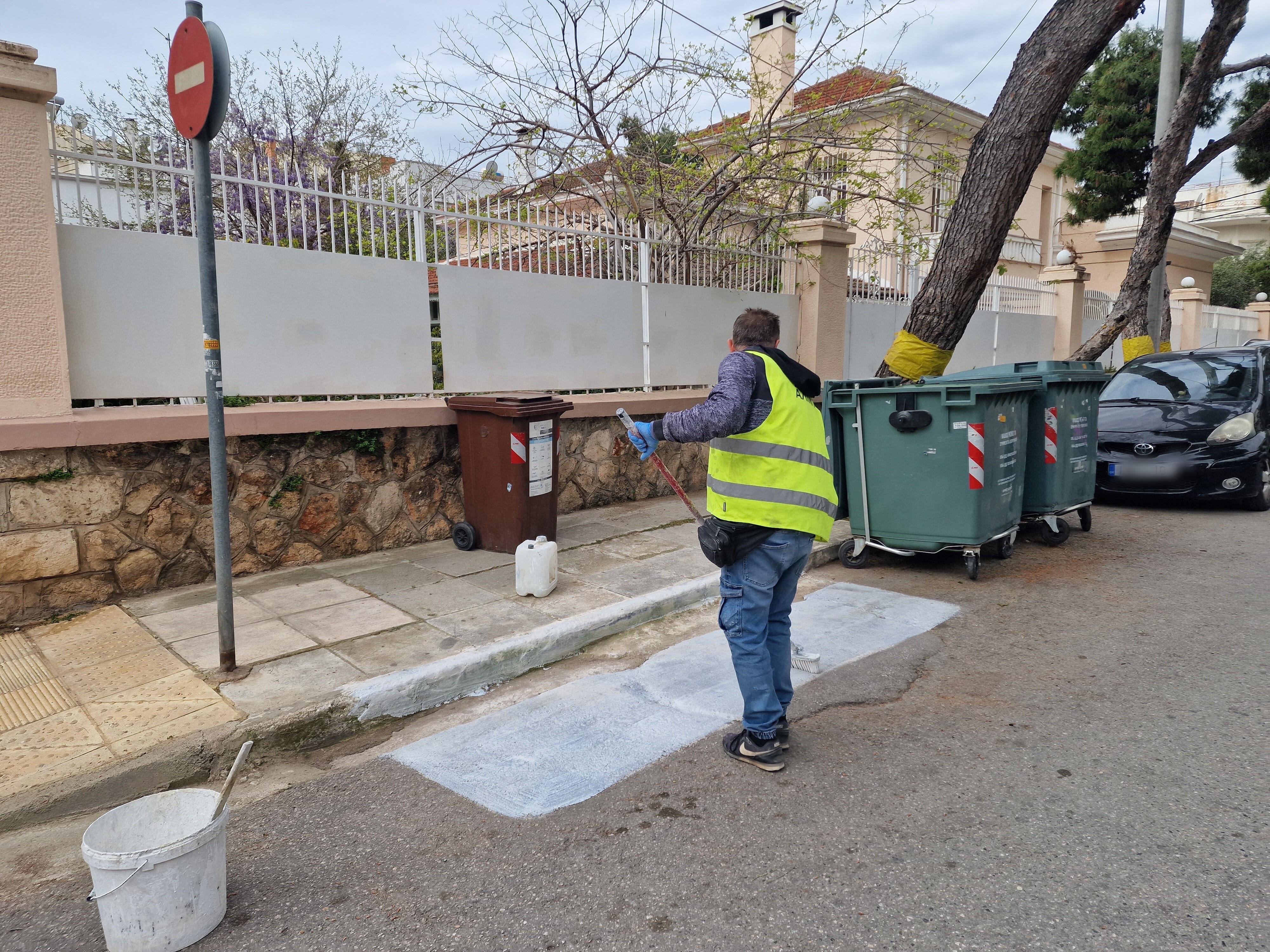 Άλιμος: Ασβέστωμα στις εσοχές των κάδων απορριμμάτων