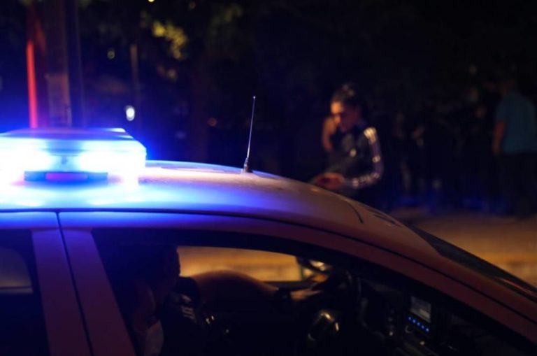Γλυφάδα: Συνελήφθησαν τρεις άντρες που απείλησαν αστυνομικούς με αεροβόλο όπλο, μαχαίρι και σφυρί