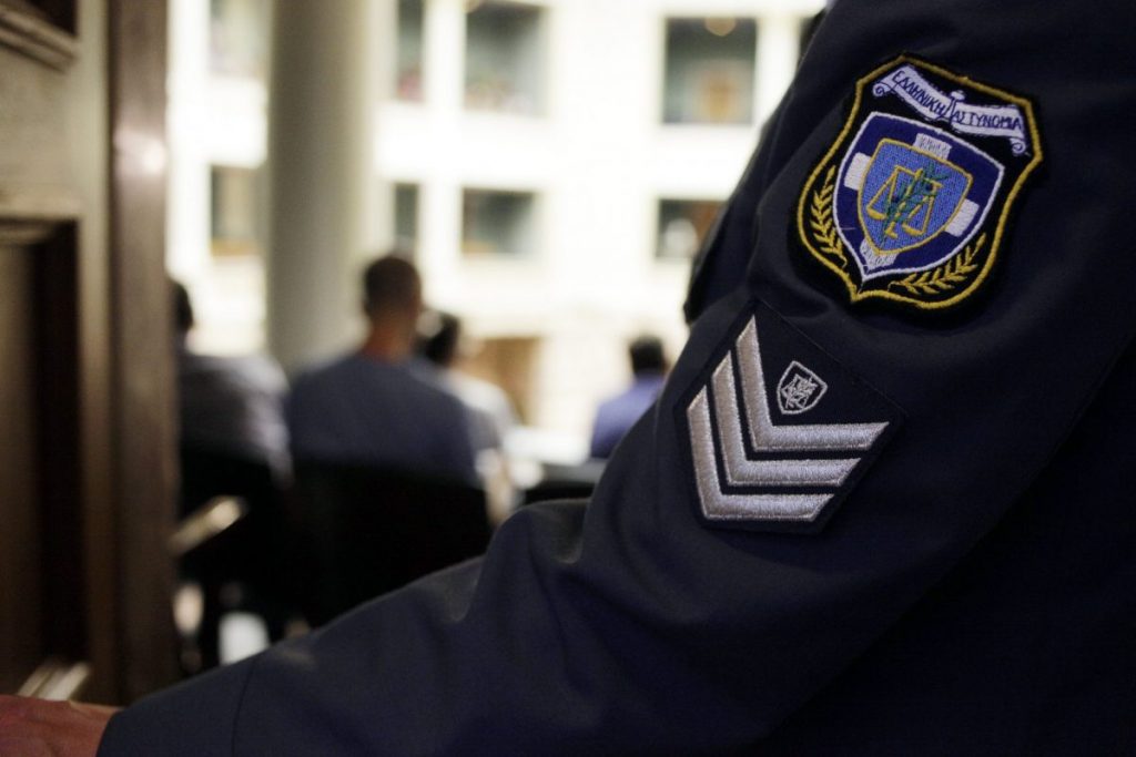 Οι αυτόκλητοι «τιμωροί παιδόφιλων» έστησαν παγίδα και ξυλοκόπησαν αστυνομικό στην Ηλιούπολη