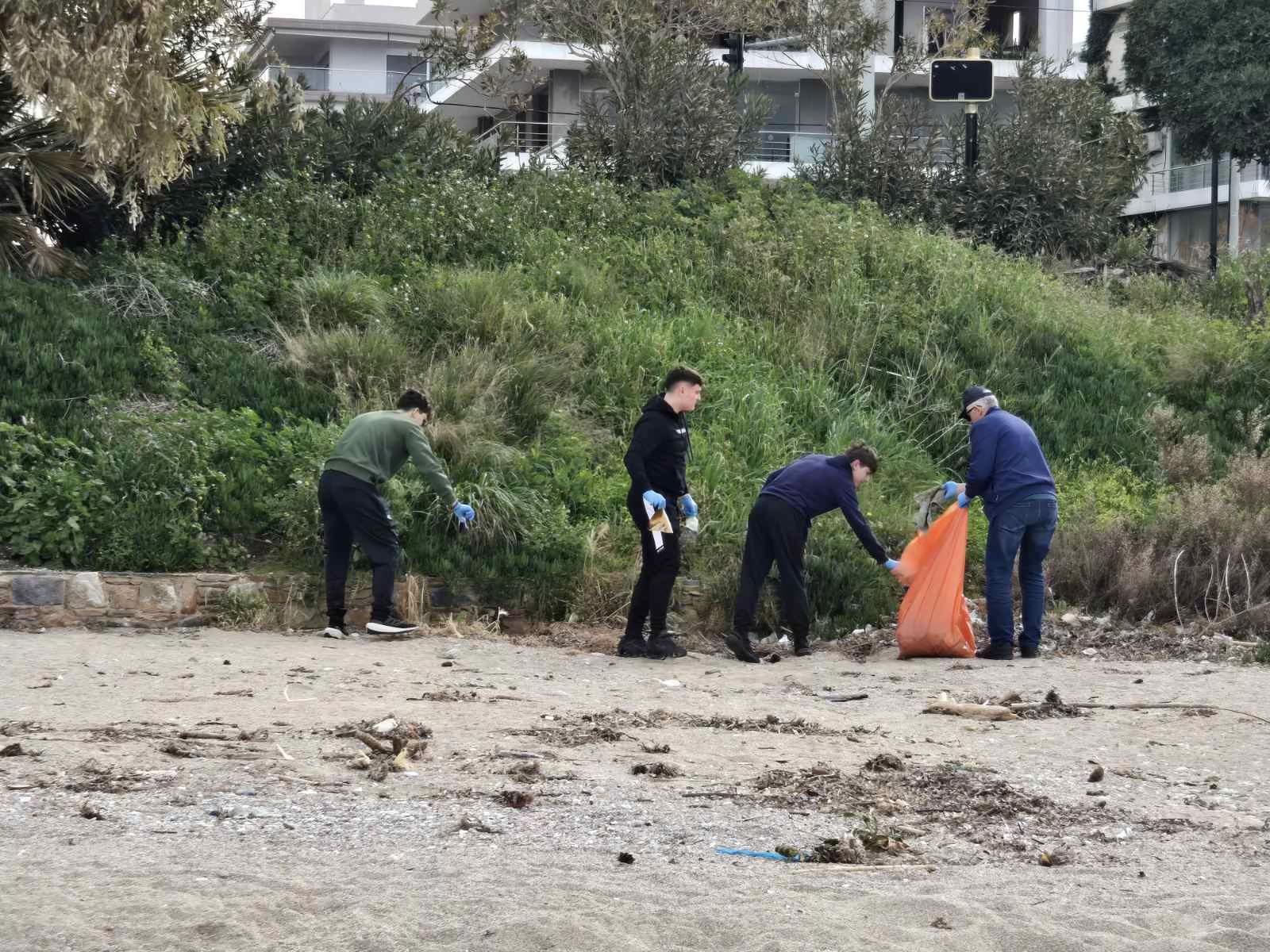 Εθελοντικός καθαρισμός της παραλίας Αλίμου από μαθητές των Εκπαιδευτηρίων Γεωργίου Ζώη
