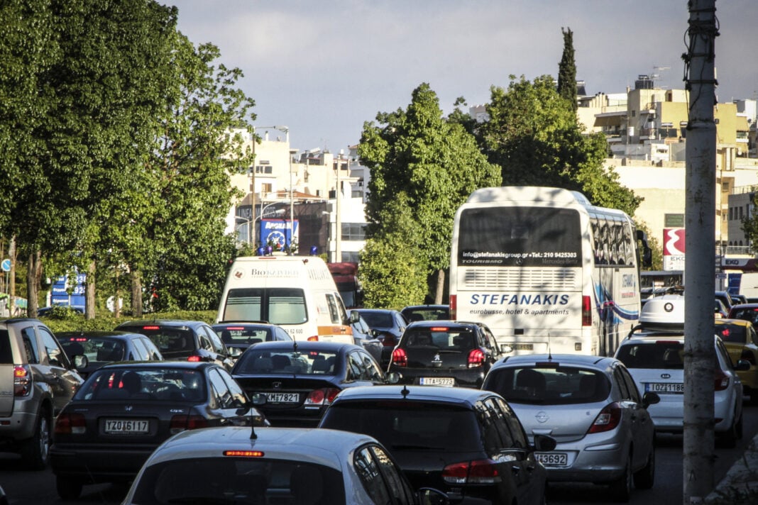 Aνατροπή φορτηγού στο Ελληνικό