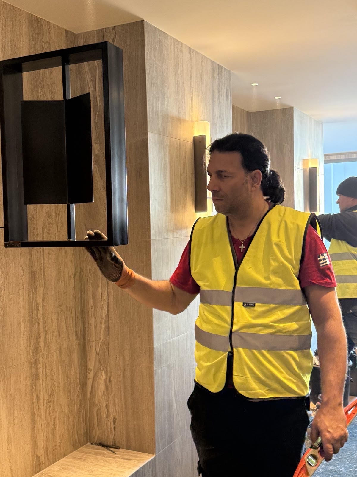 Ο Αλιμιώτης Ανδρέας Ευαγγελάτος κατασκεύασε τα γλυπτά που κοσμουν το πρώην Hilton και νυν Conrad Athens The Ilisian