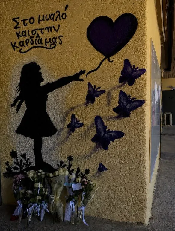 Το συγκινητικό γκράφιτι φίλων και συμμαθητών, για τις αδικοχαμένες 17χρονες στην Ηλιούπολη
