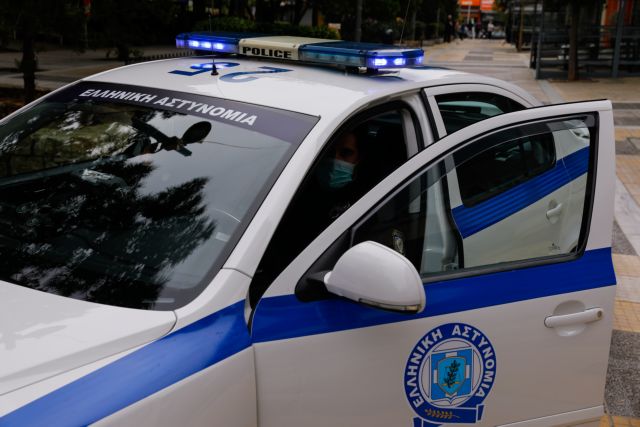 Συνελήφθη άνδρας στην Αργυρούπολη με περίστροφο, μαχαίρι και σουγιάδες
