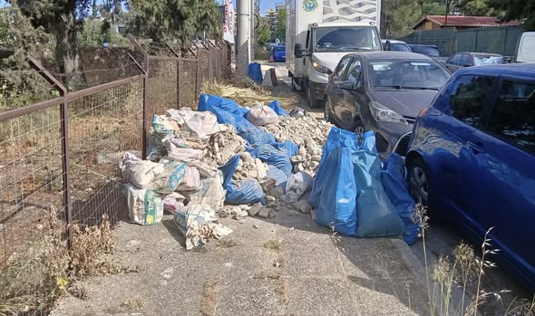 130 τσουβάλια με μπάζα μάζεψε η Διεύθυνση Περιβάλλοντος του δήμου Αλίμου από τους δρόμους της πόλης