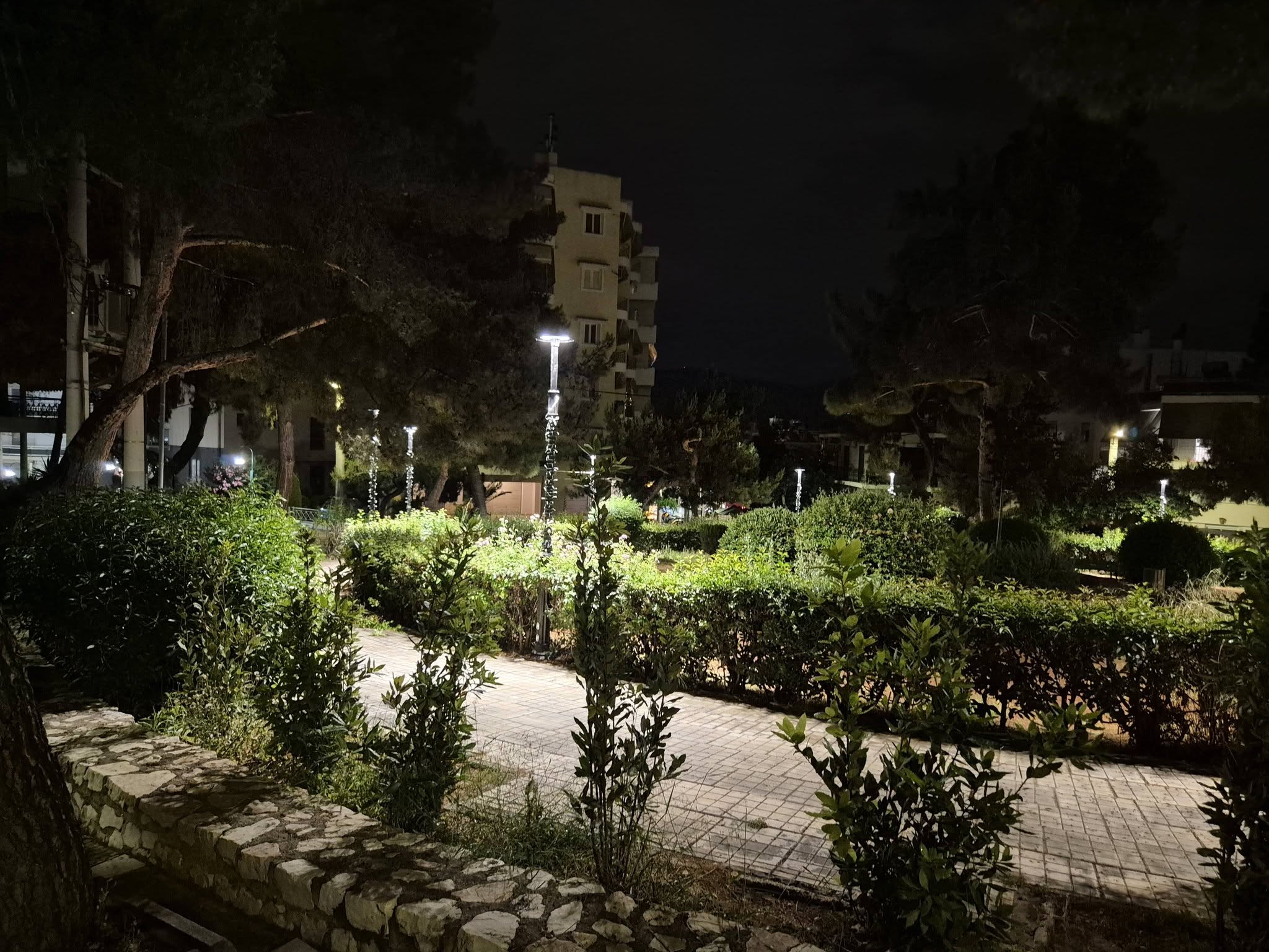 Ο νέος φωτισμός της πλατείας Θουκυδίδου στον Άλιμο