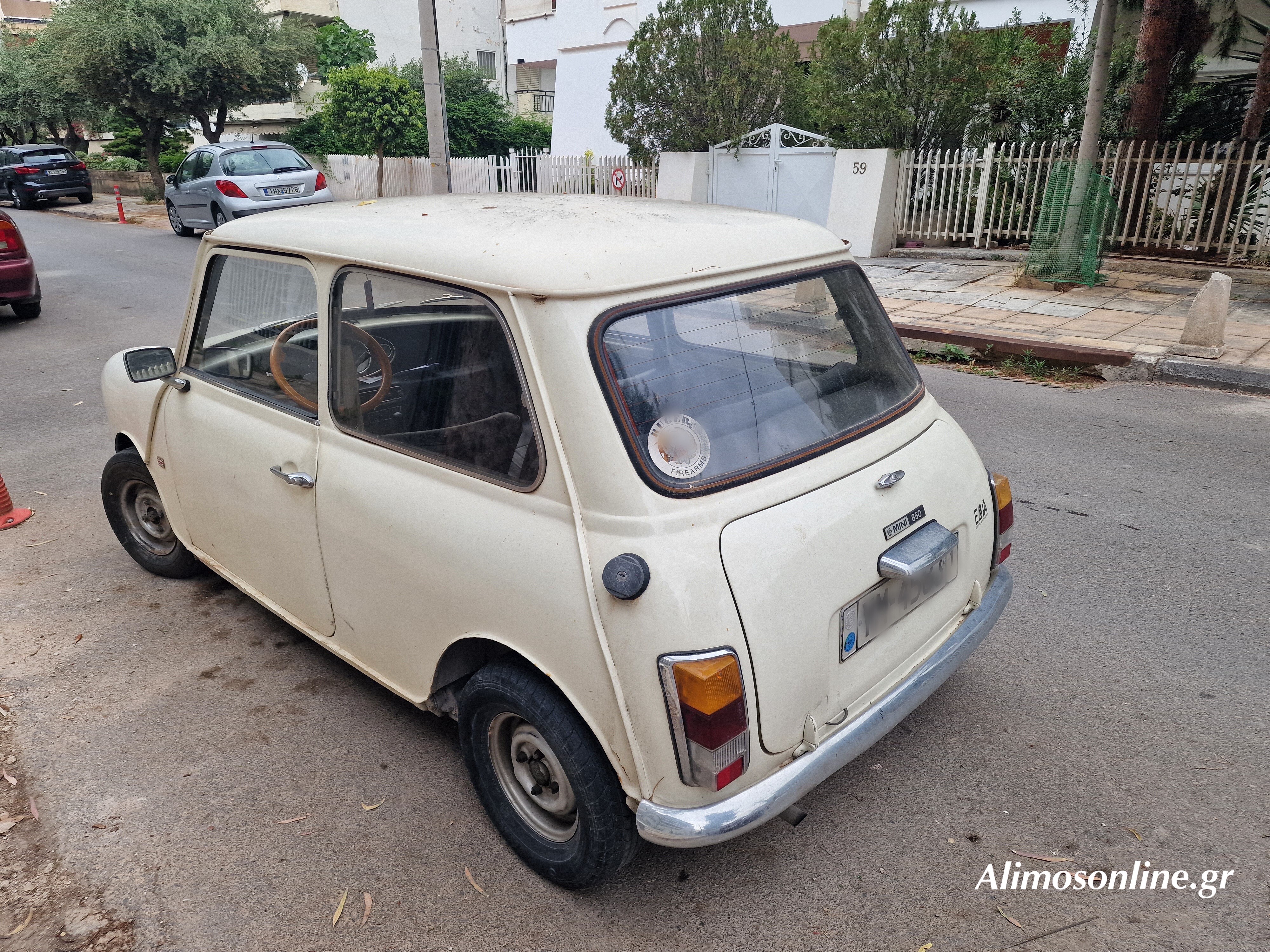 Ένα όμορφο κλασικό MINI τουλάχιστον 50 ετών είδαμε στους δρόμους του Καλαμακίου