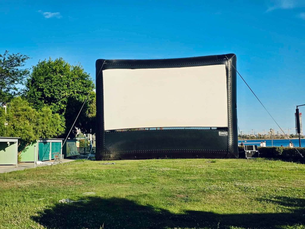 Η νέα οθόνη του Cine Άλιμος τοποθετήθηκε