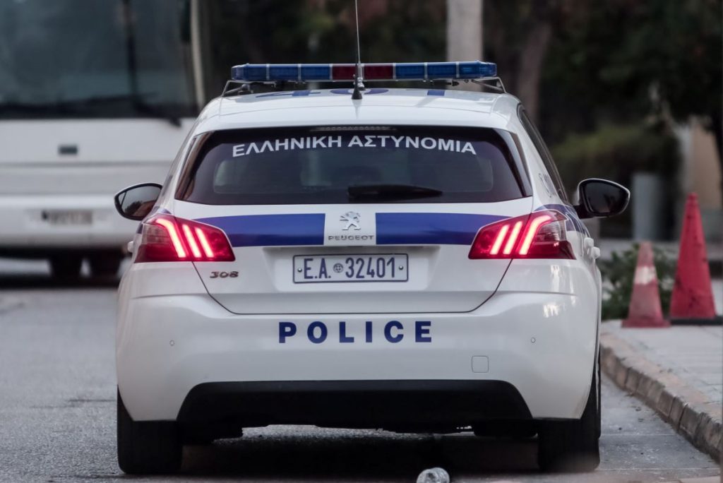 Επεισοδιακή καταδίωξη στο Παλαιό Φάληρο: «Καρφώθηκε» με κλεμμένο αυτοκίνητο σε 4 παρκαρισμένα οχήματα και συνελήφθη