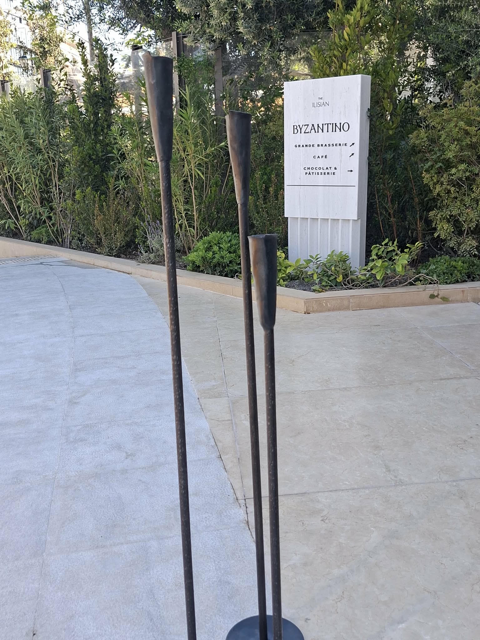 Ο Αλιμιώτης Ανδρέας Ευαγγελάτος κατασκεύασε τα κηροπήγια που κοσμούν το εστιατόριο BΥΖΑΝΤΙΝΟ του πρώην Hilton και νυν Conrad Athens The Ilisian