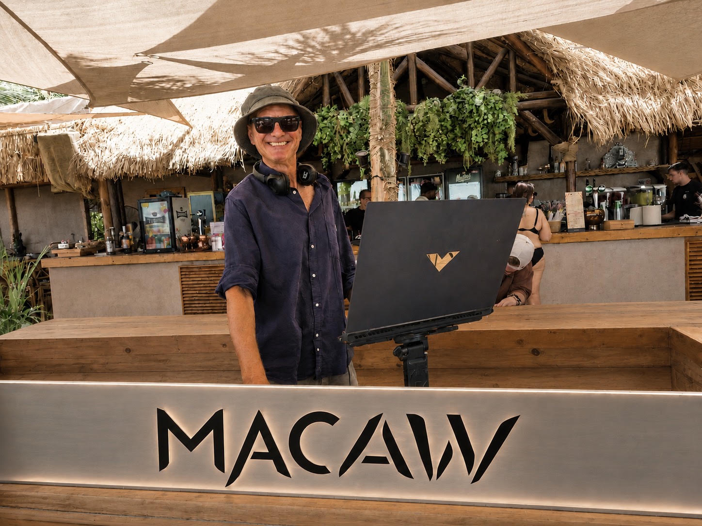 James: O D.J. των beach bars Macaw και Bolivar