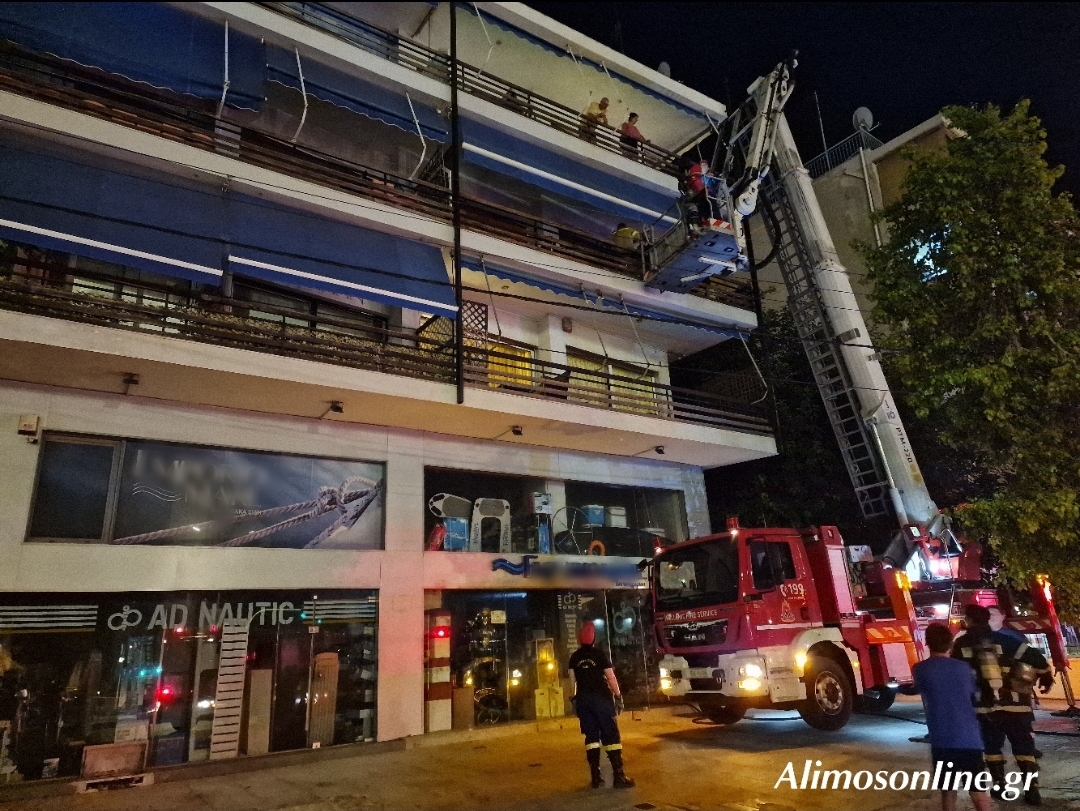Φωτιά σε κατάστημα ναυτιλιακών ειδών στη Λεωϕ. Αμϕιθέας και επιχείρηση απεγκλωβισμού ενοίκων 