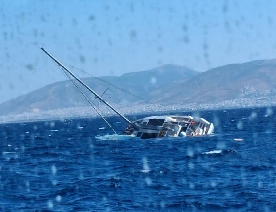 Βυθίστηκε καταμαράν στις Φλέβες Σαρωνικού -Διασώθηκαν οι 10 επιβαίνοντες