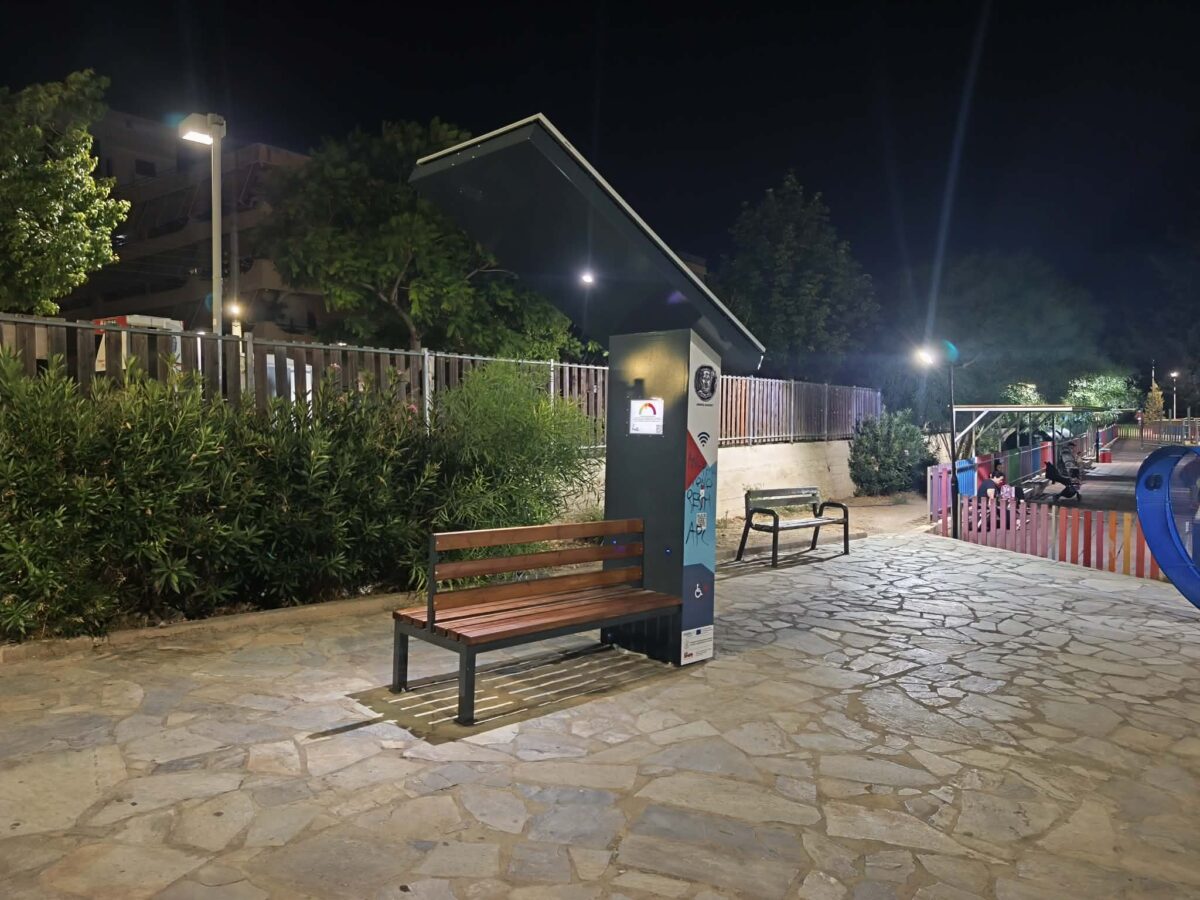 To «έξυπνο» παγκάκι του Αλίμου που ενημερώνει τους πολίτες για την ποιότητα του αέρα