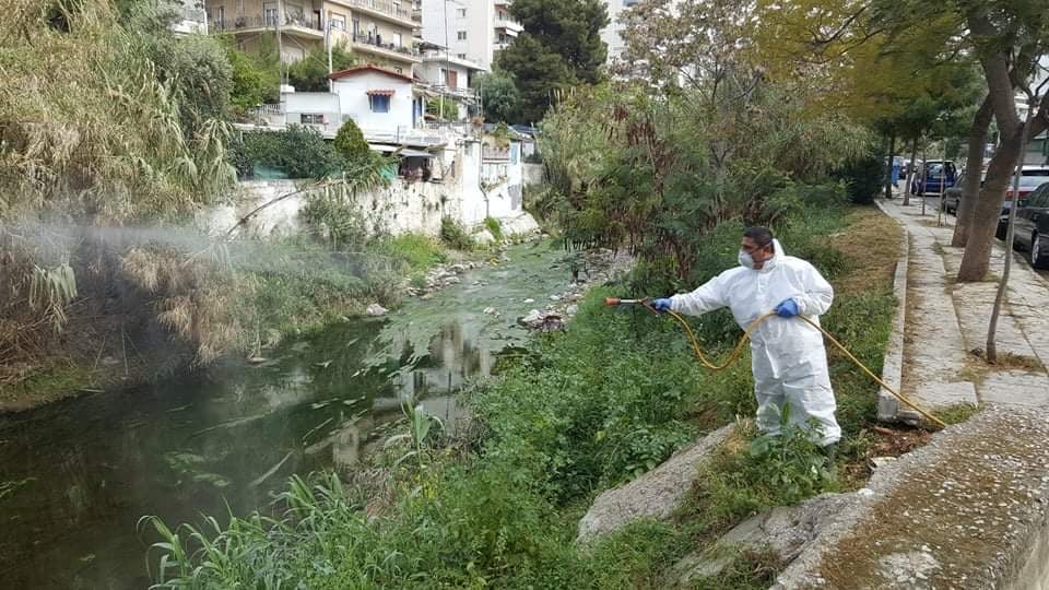 Άλιμος: Συνεχίζονται οι εντατικοί ψεκασμοί στο ρέμα Πικροδάφνης
