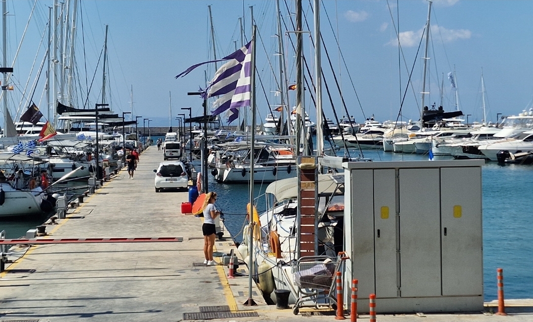 H κουρελιασμένη σημαία στην Μαρίνα Αλίμου