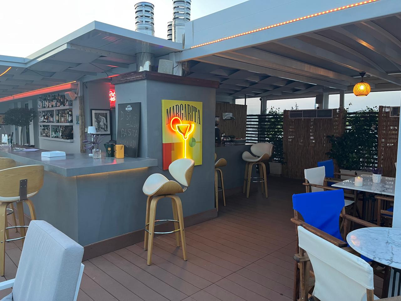 Το Blue Café & Organic Bar. αναζητά προσωπικό