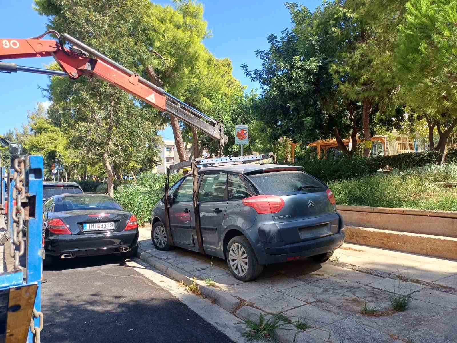 Συνεχίζεται η απομάκρυνση εγκαταλελειμμένων οχημάτων από τους δρόμους του Αλίμου