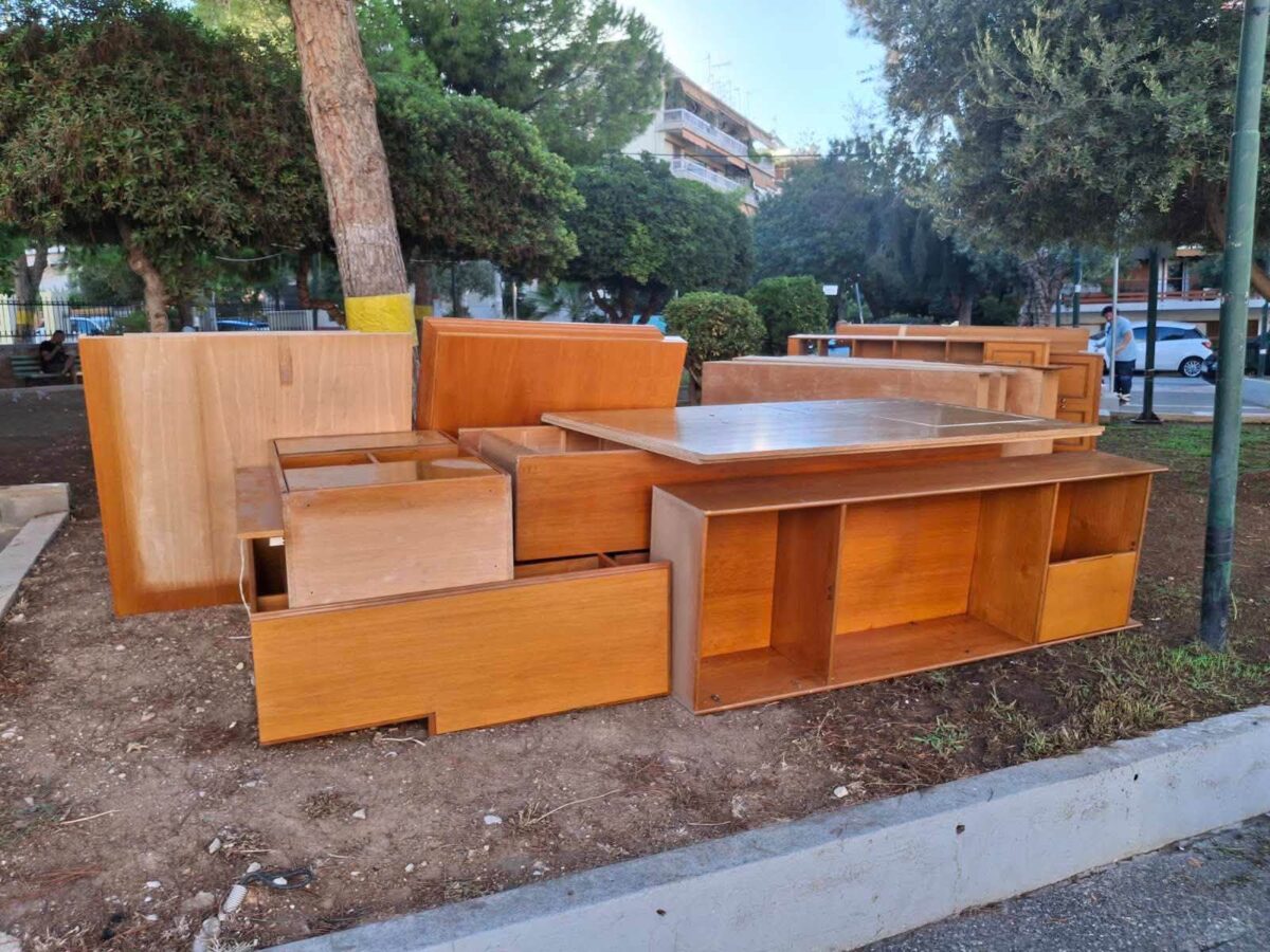 «Μόνο την τραπεζαρία ξέχασαν...»: Ολόκληρο σπίτι... ξεφόρτωσαν στην πλατεία Κένεντυ στον Άλιμο