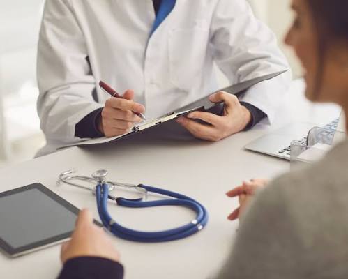 Ολιστικός γιατρός στη Βούλα ζήτησε από ασθενή να σταματήσει τη θεραπεία και να ξεκινήσει πλασμαφαίρεση στο ιατρείο του