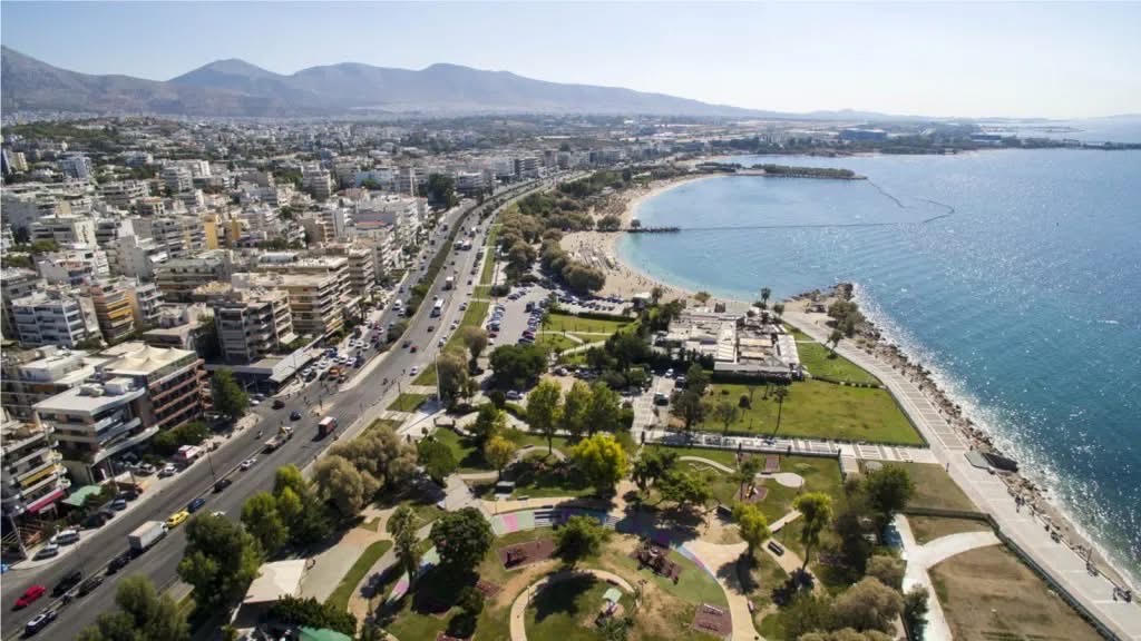 Η ανάρτηση του Ανδρέα Κονδύλη σχετικά με τη νέα ρύθμιση που αφαιρεί από τον δήμο την αρμοδιότητα για τα καφέ της παραλίας