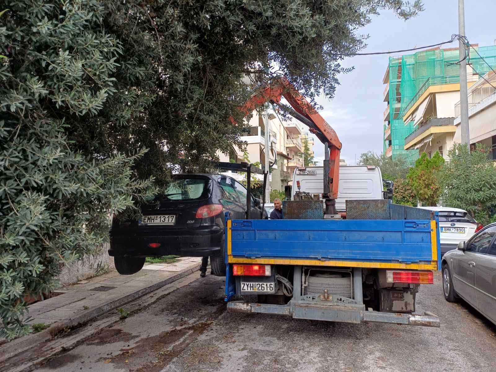 Συνεχίζεται η απομάκρυνση εγκαταλελειμμένων οχημάτων από τους δρόμους του Αλίμου