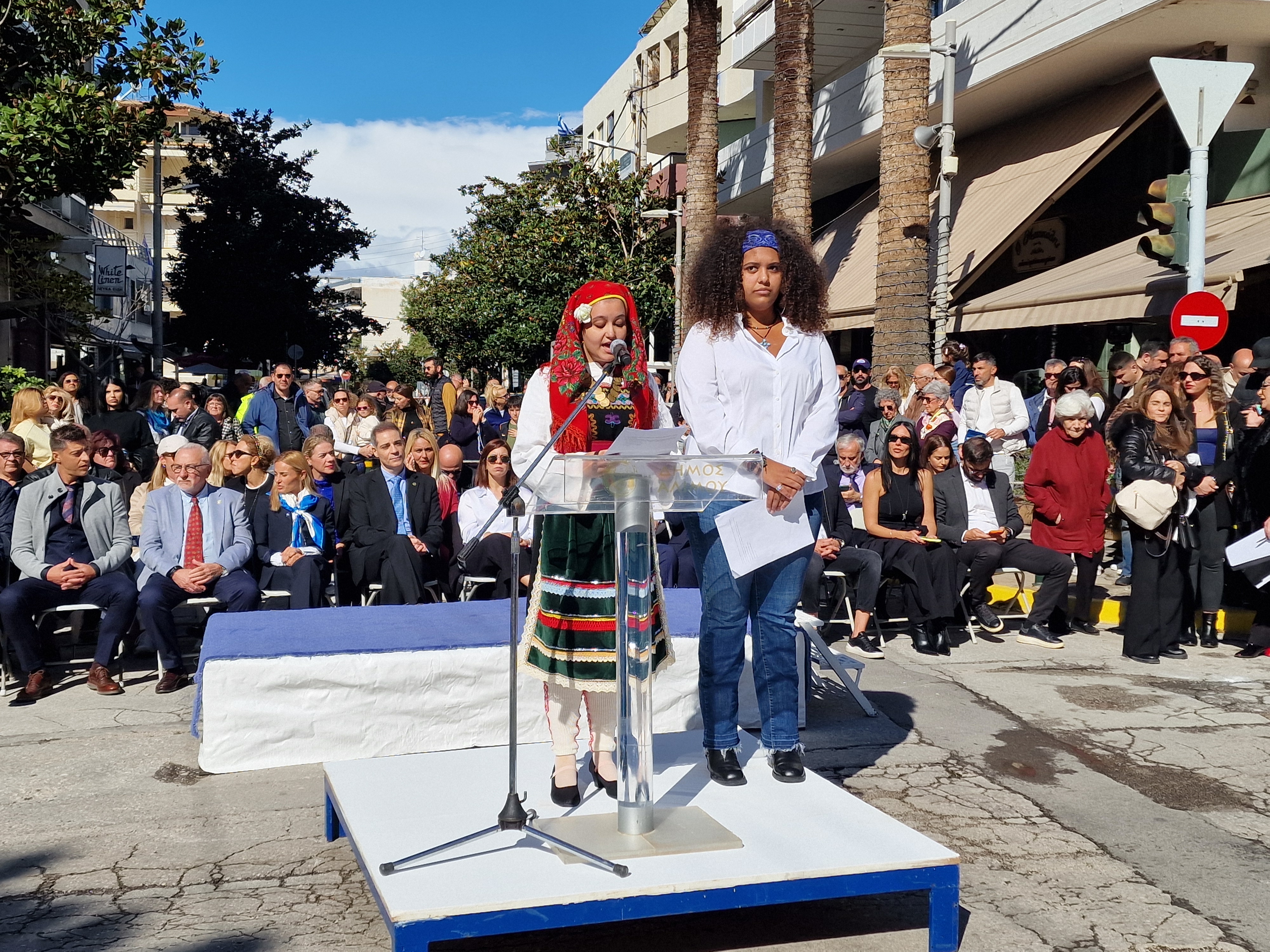 Οι παραδοσιακοί χοροί και ο Πανηγυρικός της Ημέρας, λίγο πριν την καθιερωμένη παρέλαση στη Λ. Καλαμακίου