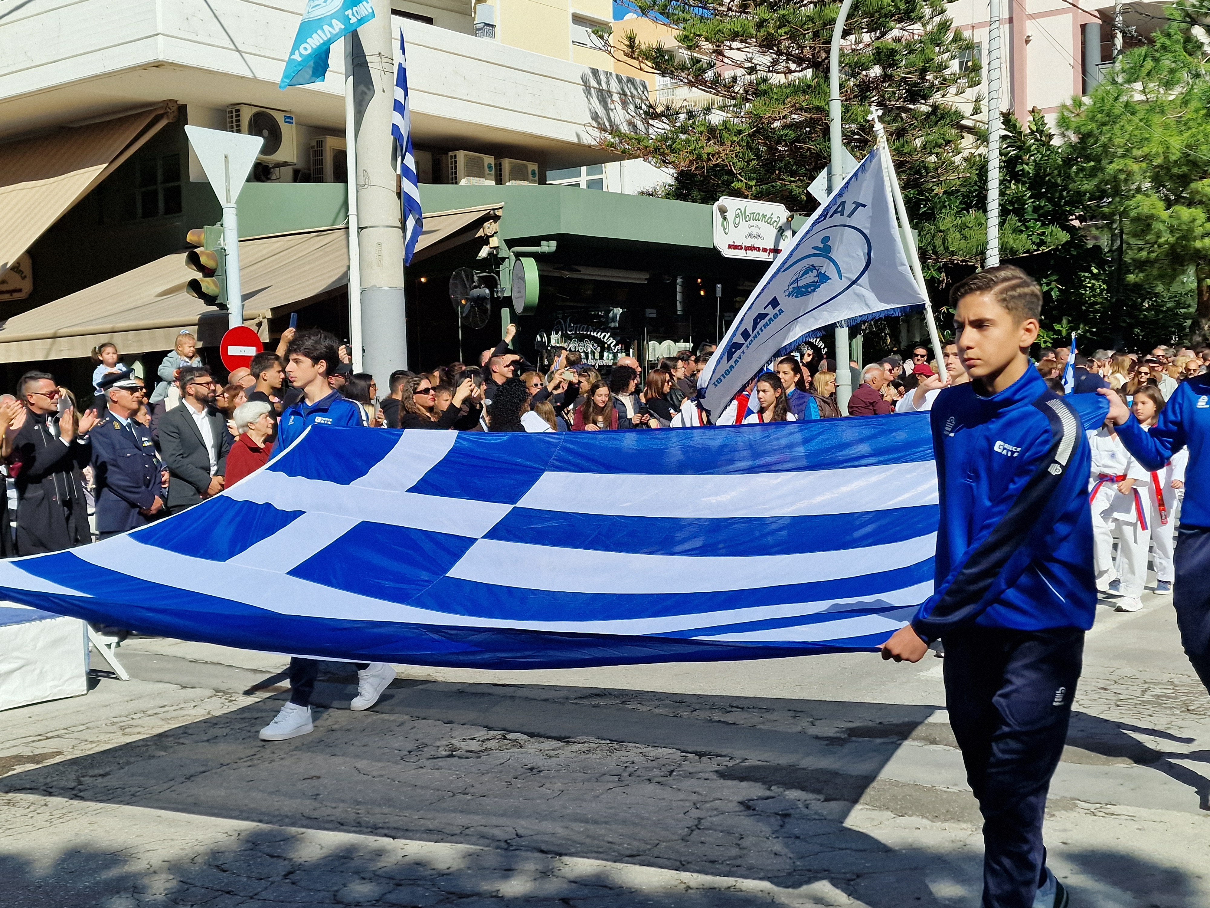Η παρέλαση συλλόγων και σχολείων στη Λ. Καλαμακίου