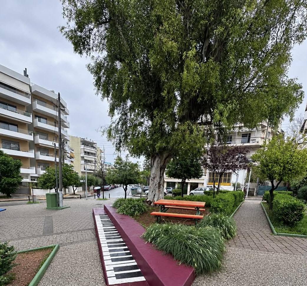 Εργασίες συντήρησης στην πλατεία Παναγούλη στον Άλιμο